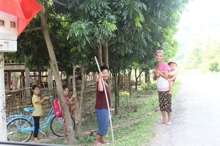 Người dân Ơ Đu tại bản Văng Môn, xã Nga My, huyện Tương Dương
