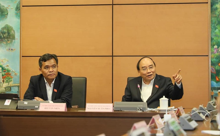 Thủ tướng Nguyễn Xuân Phúc phát biểu tại phiên thảo luận tổ ngày 2/11. Ảnh: Như Ý