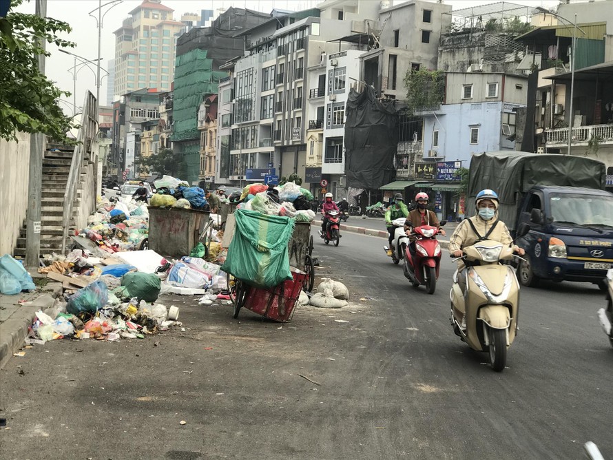 Rác thải sinh hoạt được chất đống trên đường Nghi Tàm (Hà Nội) ngày 6/11. Ảnh: Nguyễn Hoài