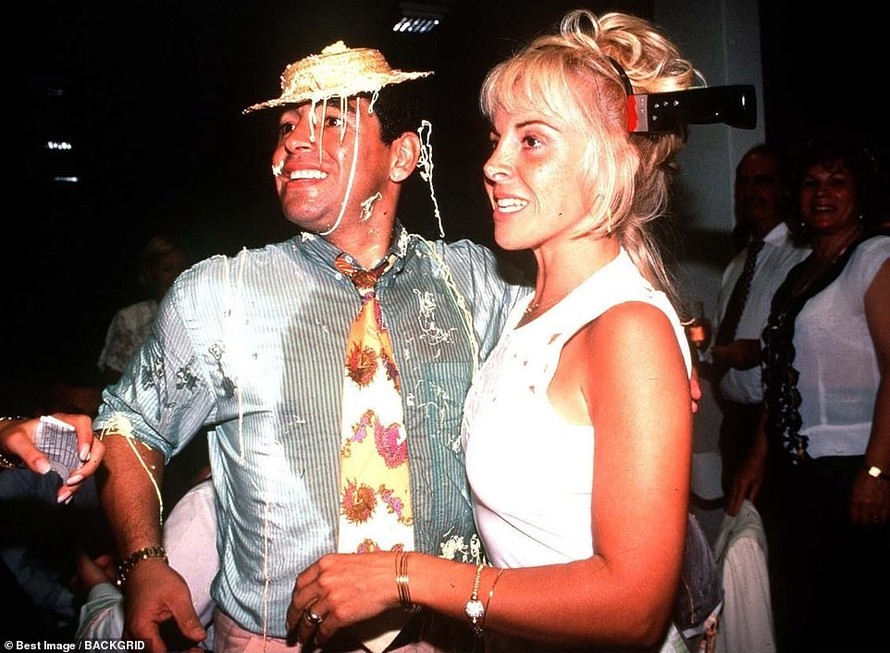 Maradona cùng vợ cũ Claudia tham dự một buổi tiệc tại Italy 