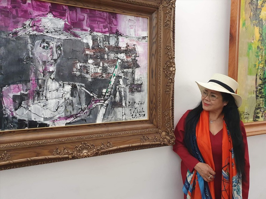 Họa sỹ Văn Dương Thành bên bức chân dung Bùi Xuân Phái mà chị vẽ