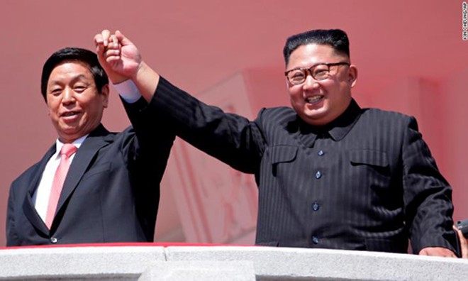 Ông Kim Jong-un cùng đặc phái viên Trung Quốc Lật Chiến Thư. ảnh: CNN 