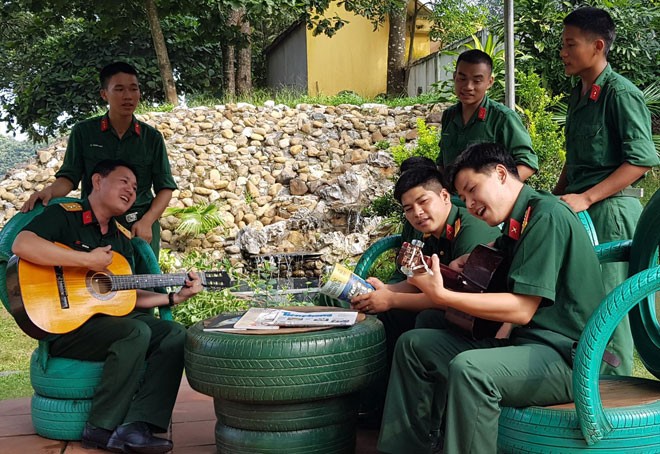 Trung tá Trần Đình Hoa (ngoài cùng bên trái) cùng đồng đội tập luyện một tiết mục văn nghệ. Ảnh: T.H