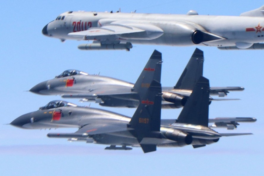 Hai máy bay chiến đấu J-11 và một máy bay ném bom H-6K của Không quân Trung Quốc bay giữa đại lục và Đài Loan. Ảnh: Tân Hoa Xã