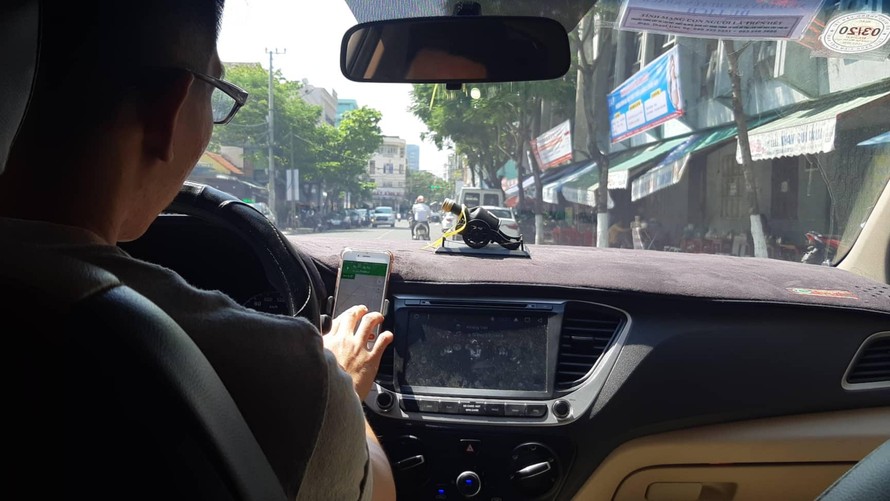 Xe ôtô sử dụng ứng dụng grap đón trả khách tại Đà Nẵng
