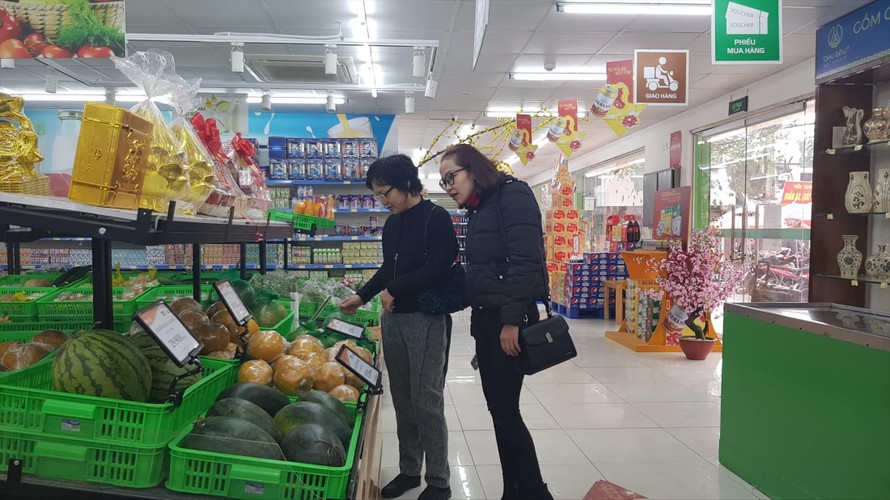 Khách hàng mua sắm đầu năm tại siêu thị Hapro Thành Công 