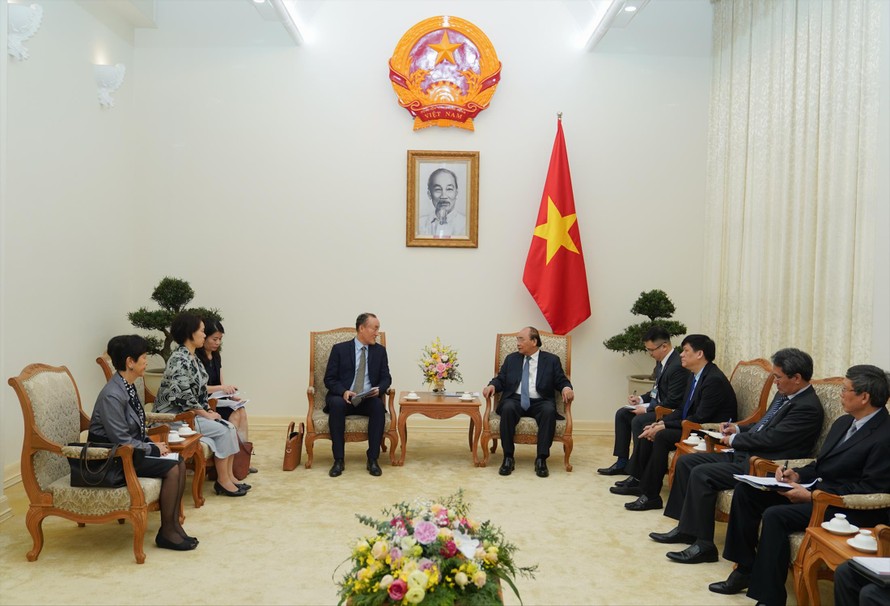 Thủ tướng Nguyễn Xuân Phúc trao đổi với TS Kidong Park Ảnh: Quang Hiếu 