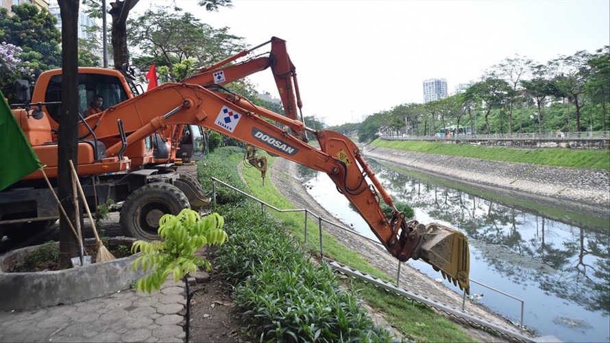 Khởi công xây dựng ống cống dưới lòng sông Tô Lịch. Ảnh: Hoàng Mạnh Thắng 