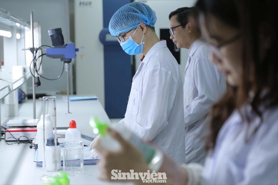 Sinh viên Khoa Y dược, ĐH Quốc gia Hà Nội trong giờ thực hành. Ảnh: Diệp An 