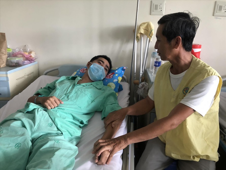 Thầy giáo Danh Văn đang điều trị tại Bệnh viện Chợ Rẫy