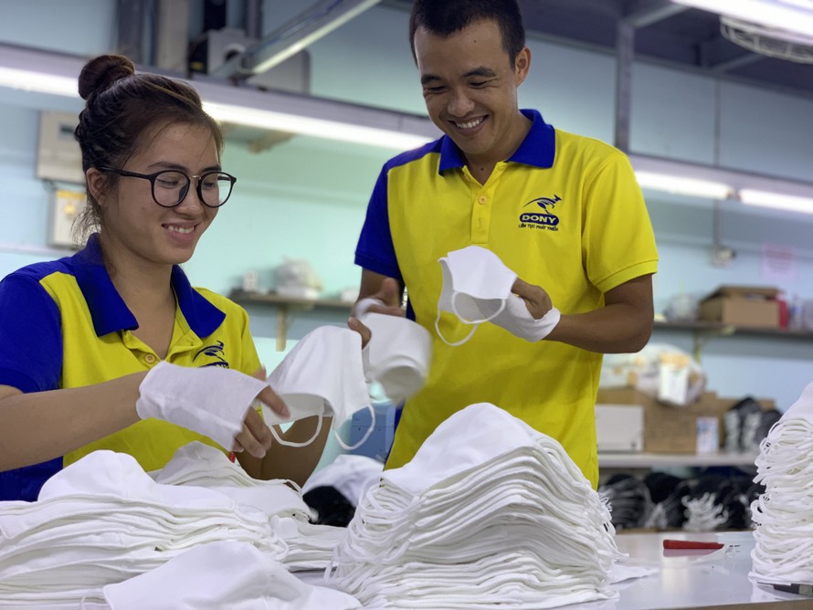 CEO Phạm Quang Anh (bên phải) đã xuất hơn 10 triệu khẩu trang vải ra thế giới chỉ trong vòng 6 tháng đầu năm 2020. Ảnh: U.P 