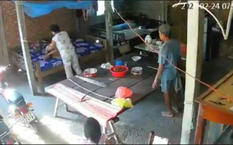 Con trai và con dâu hành hạ mẹ già 90 tuổi ở Chợ Gạo, Tiền Giang (ảnh từ clip). Ảnh: T.L