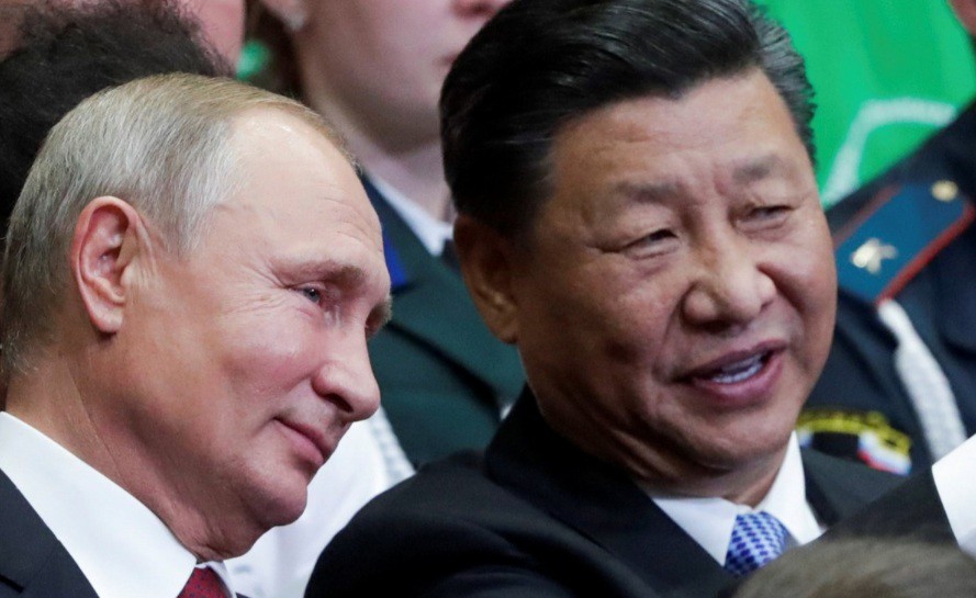 Tổng thống Nga Vladimir Putin (trái) và chủ tịch Trung Quốc Tập Cận Bình trong dịp gặp ở Vladivostok năm 2018. Ảnh: Reuters 