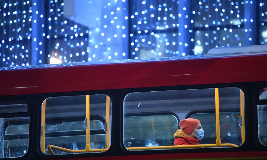 Một người đi xe buýt trên đường phố Oxfor. Ảnh: Guardian 
