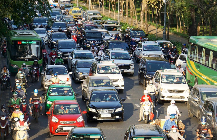Ùn tắc trên đường Phạm Văn Đồng dẫn vào sân bay Tân Sơn Nhất 