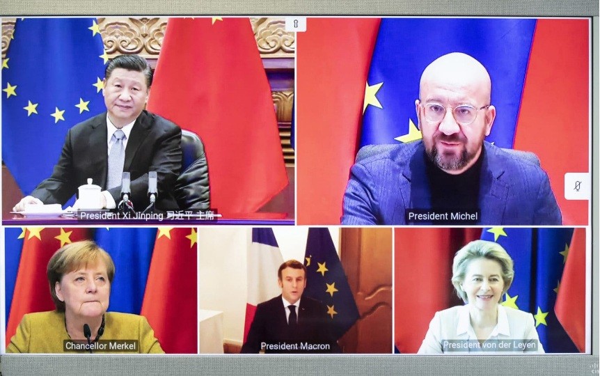 Các lãnh đạo Trung Quốc và EU trên màn hình hội nghị trực tuyến thông báo hoàn tất đàm phán CAI. Ảnh: Euronews 