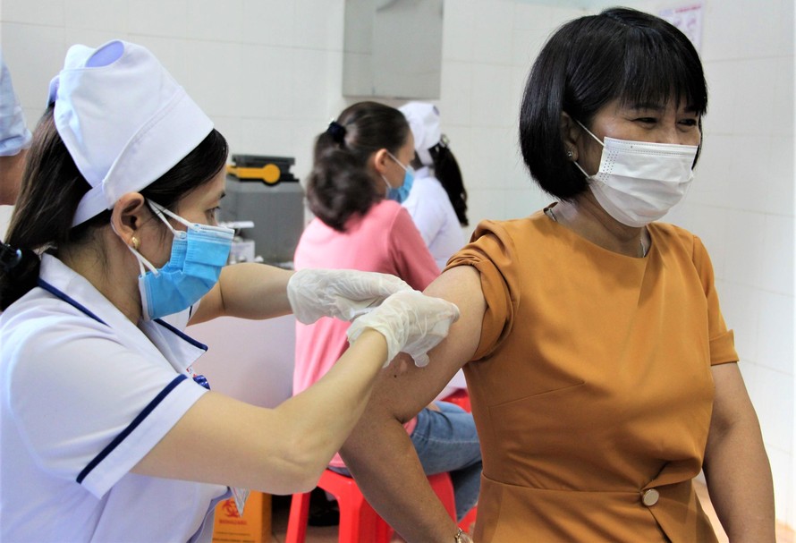 Một trường hợp được tiêm vắc-xin COVID-19 đầu tiên tại Đắk Lắk