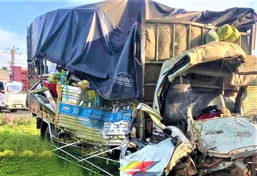 Chiếc xe tải bị biến dạng nặng, vợ tài xế tử vong