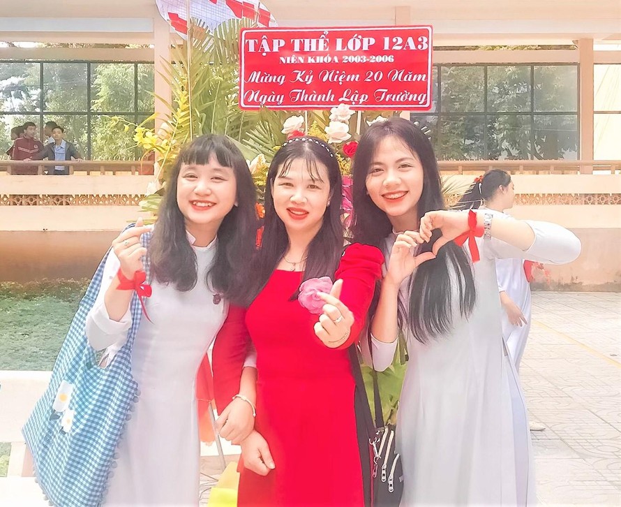 Minh Huê (bên phải) chụp ảnh kỉ niệm cùng cô giáo và một người bạn