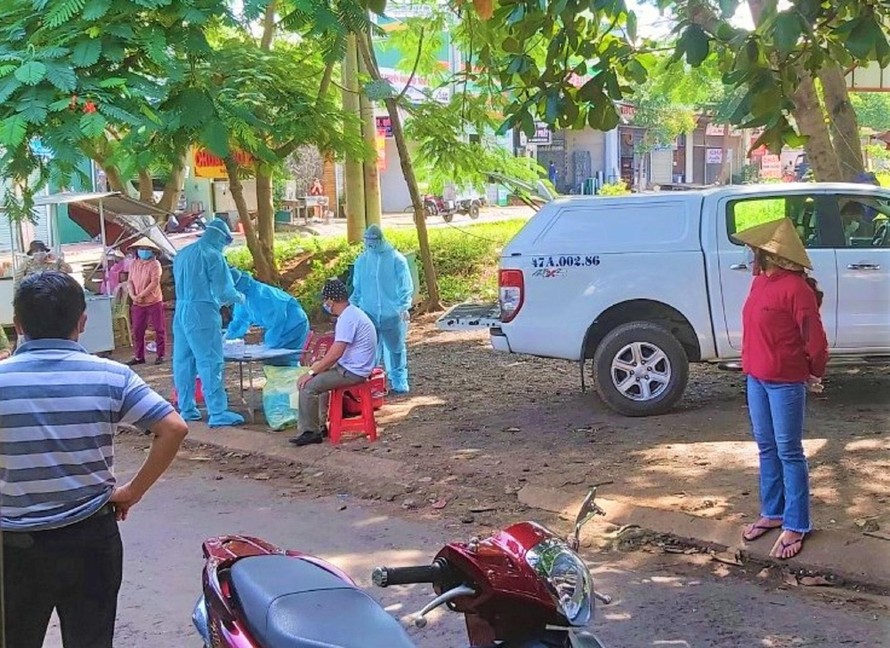 Lực lượng y tế đang lấy mẫu xét nghiệm liên quan đến chùm ca mắc ở phường Thành Nhất