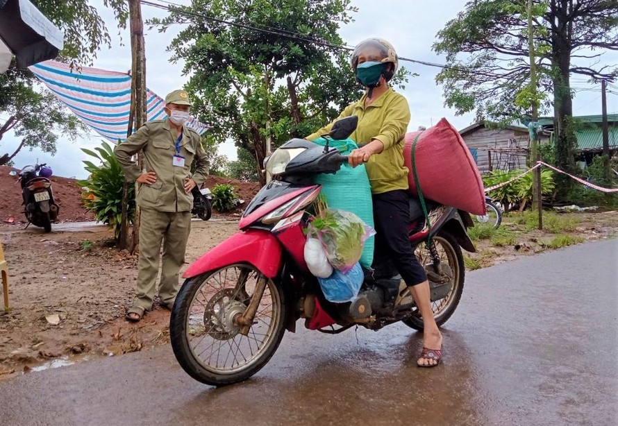 Bà Thanh đã 61 tuổi vẫn nhiệt tình tham gia đội hình đi chợ giúp dân