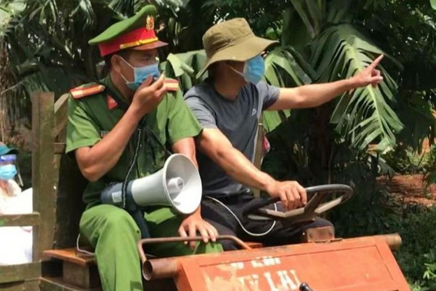 Công an cùng cán bộ địa phương đi máy cày vào tận buôn làng tuyên truyền phòng dịch