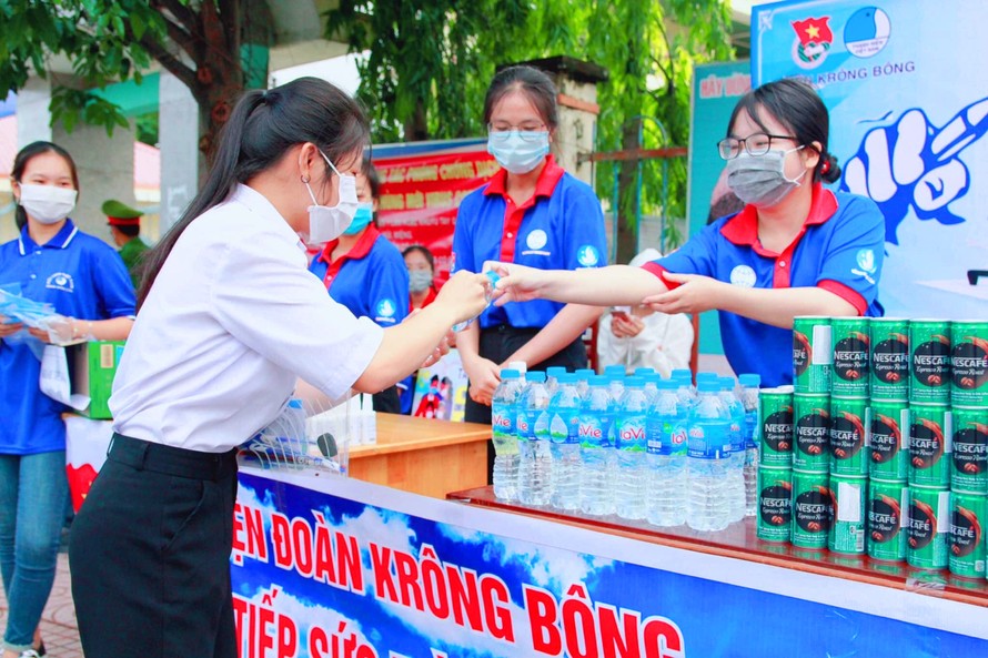 Đội tình nguyện tặng nước lọc cho thí sinh