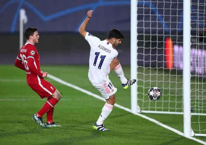Asensio ở pha ghi bàn thứ 2 của Real trong trận