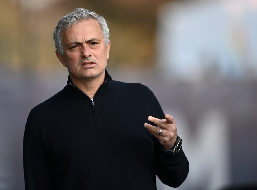 Vì sao Tottenham đột ngột sa thải HLV Jose Mourinho?