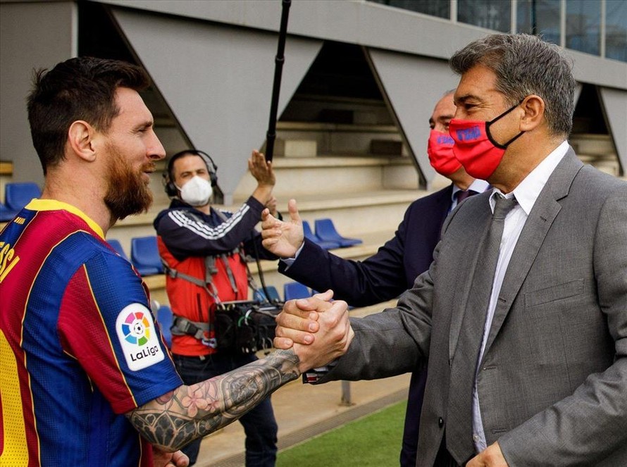 Laporta đang giúp Barca giữ chân được Messi