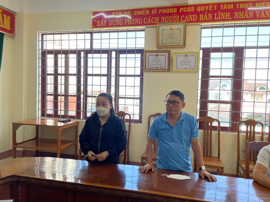 Giám đốc Đặng Thành Dư (phải) và bà Nguyễn Thị Hằng tại Cơ quan Cảnh sát điều tra. Ảnh: Đình Văn 