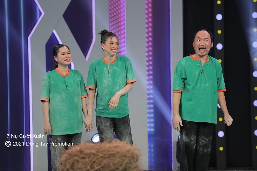Hoa hậu Tiểu Vy hài hước khiến khán giả cười nghiêng ngả trên sóng truyền hình