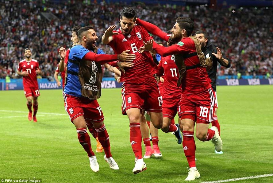 Các cầu thủ Iran ăn mừng hụt vì bàn thắng bị hủy bỏ