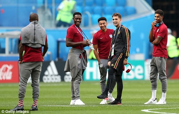 Ashley Young diện đôi tất kẻ ca-rô trắng đỏ lạ mắt.