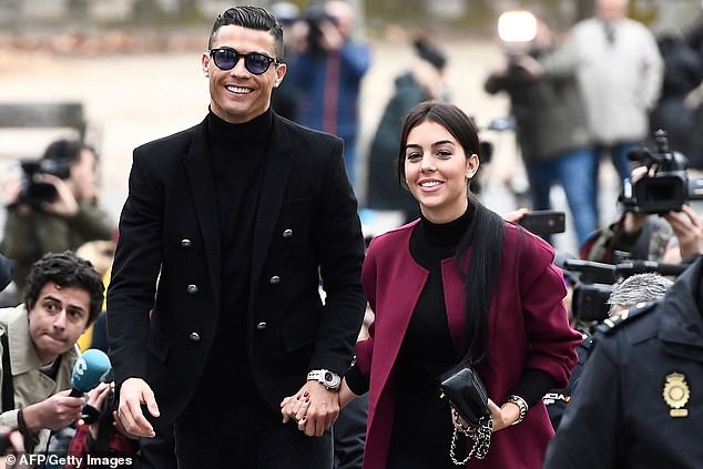 Ronaldo và Georgina Rodriguez hớn hở rời phiên tòa ở Madrid