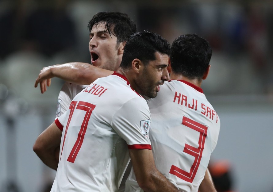 Các cầu thủ Iran ăn mừng bàn thắng trước Trung Quốc