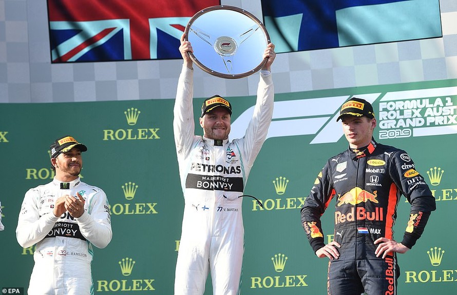 Valtteri Bottas nâng cúp chiến thắng ở chặng đua F1 đầu tiên trong năm 2019