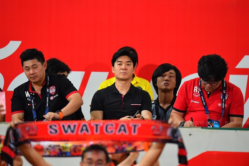 HLV Yoon Jong-hwan (ngồi giữa). Ảnh: SiamSport