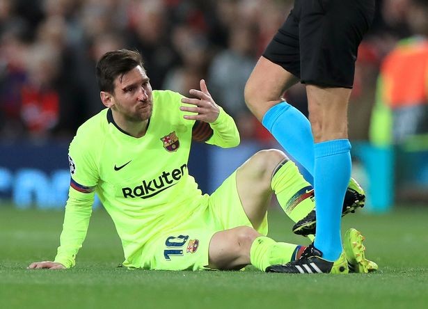 Hứng trọn cú húc của sao M.U, Messi đổ máu ở Old Trafford