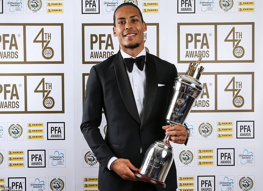 Van Dijk rạng rỡ nhận giải Cầu thủ xuất sắc nhất Ngoại hạng Anh