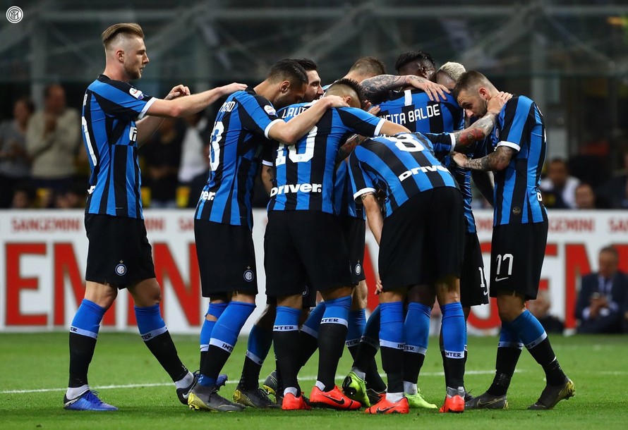 Các cầu thủ Inter Milan ăn mừng chiến thắng.