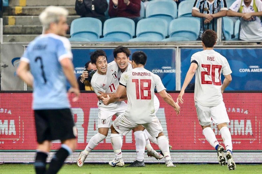 Các cầu thủ Nhật Bản ăn mừng bàn thắng trước Uruguay.