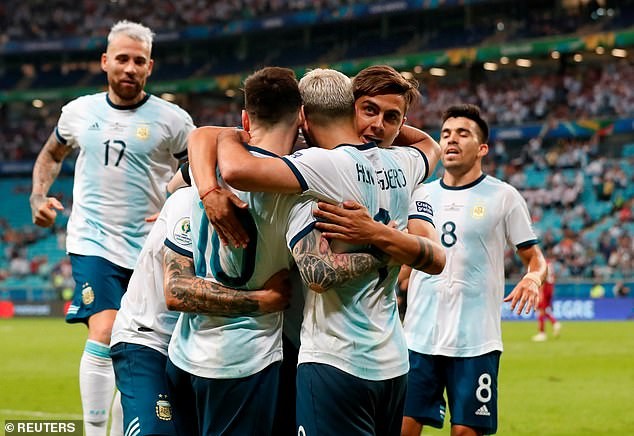 Các cầu thủ Argentina ăn mừng trước Qatar.