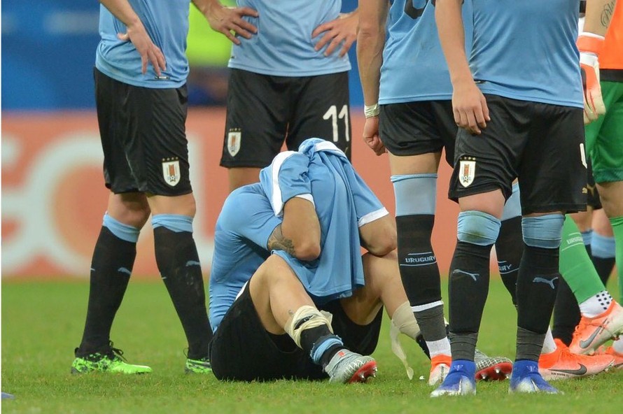 Luis Suarez bật khóc sau trận thua của Uruguay.