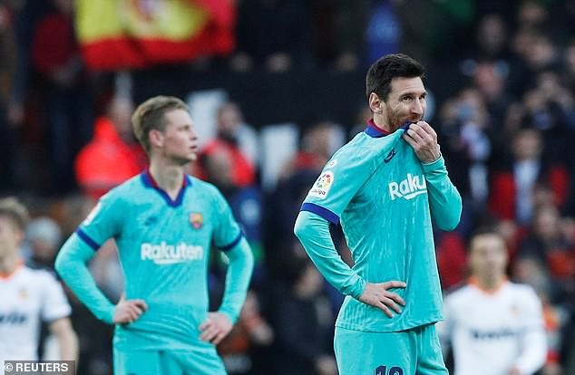 Messi và đồng đội bất lực trước Valencia.