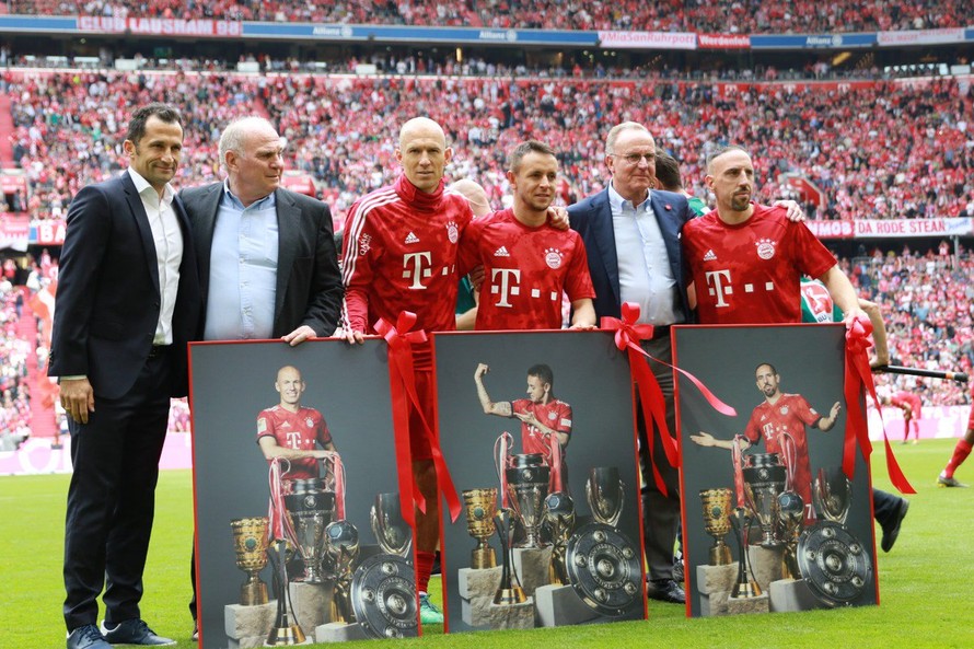 Arjen Robben chia tay Bayern và treo giày cách đây 1 năm.