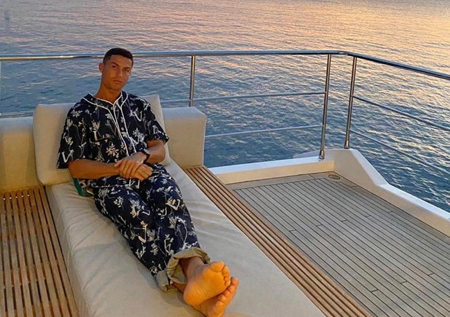 Diện áo ngủ đắt đỏ, Ronaldo như đứa trẻ khoe đồ