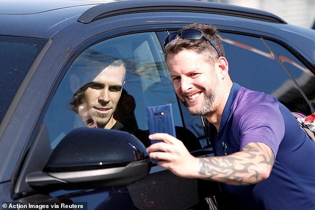 Gareth Bale vui vẻ chụp ảnh lưu niệm cùng người hâm mộ.