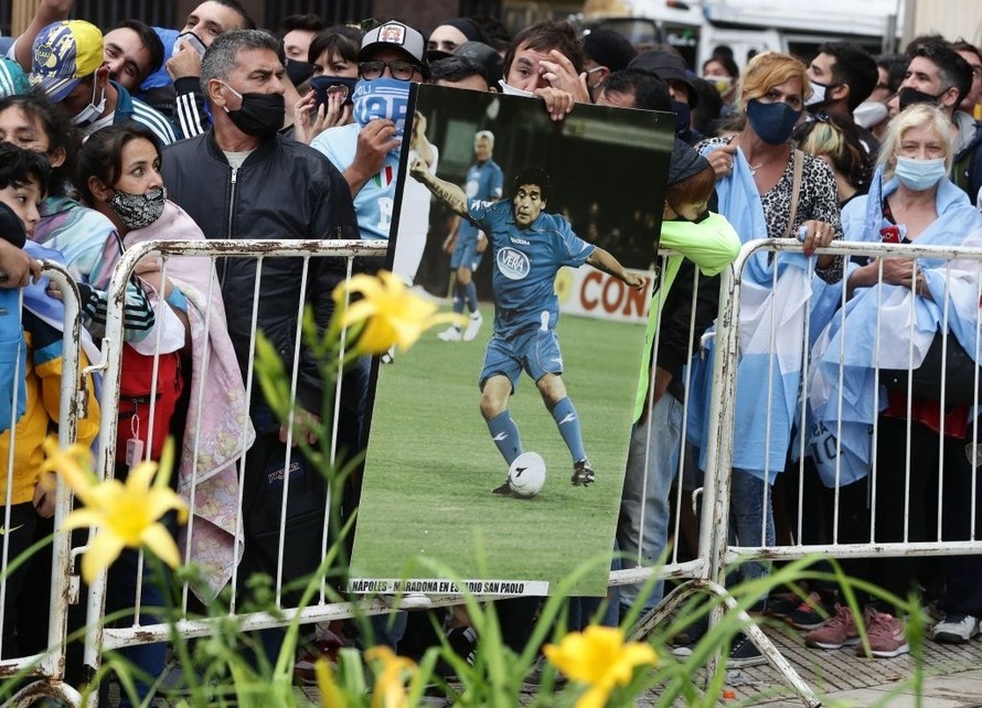 Hàng nghìn người xếp hàng chờ viếng Diego Maradona.