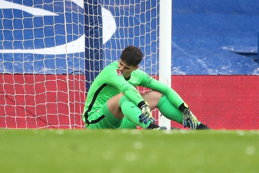 Kepa thất vọng sau bàn thua lãng nhách.